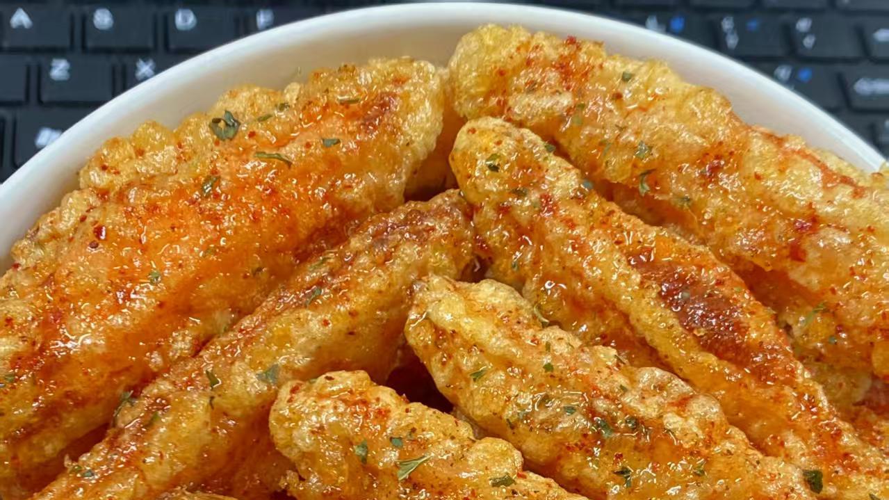 香炸蟹柳棒：外酥里嫩，一口一个酥脆小食，撒上椒盐辣椒粉，比零食还上瘾