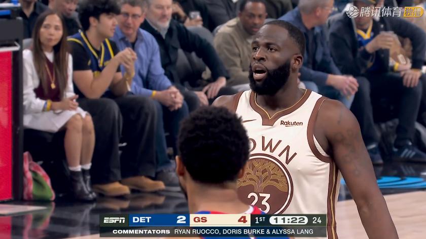 7分憾负！库里三节23+2，赛后格林走入场内，抱住走过来的杜伦