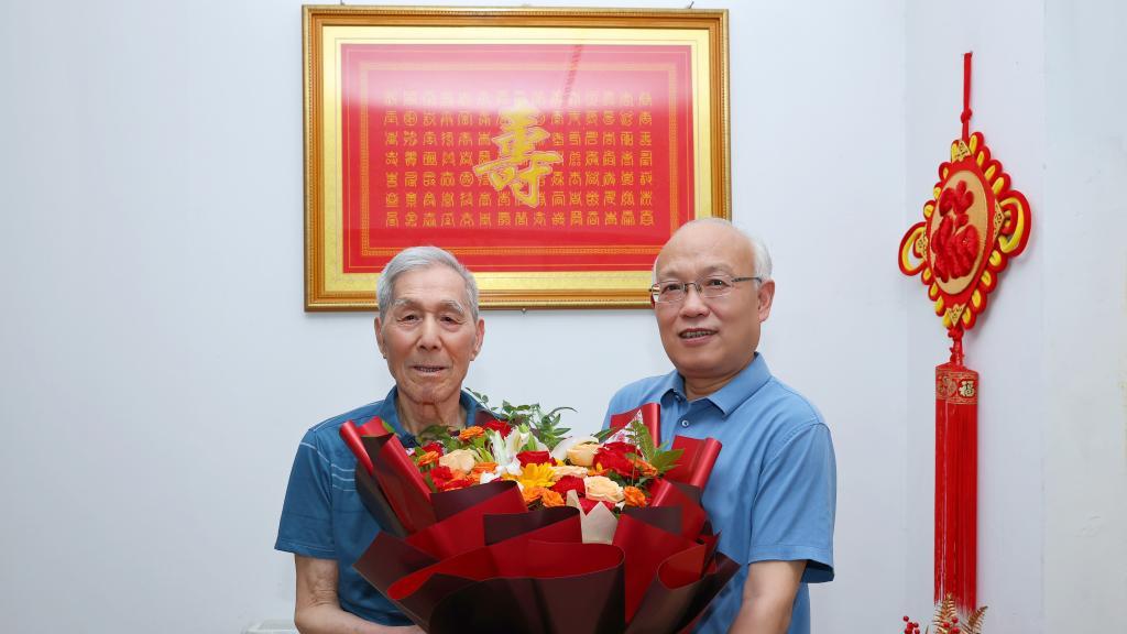 信阳师范大学开展“七一”前夕走访慰问活动