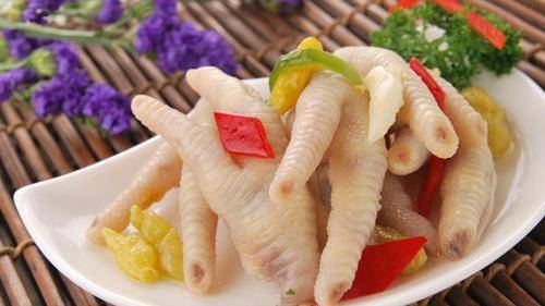 泡椒鸡爪，口感脆爽，没有腥味.