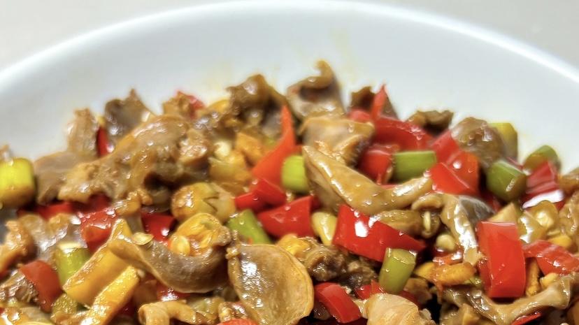 泡椒鸡杂：一盘酸辣滚烫的市井江湖