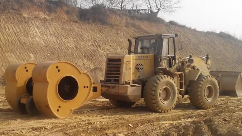 装载机带冲击碾压机：不用专用牵引车，路基深层压实省钱又好用