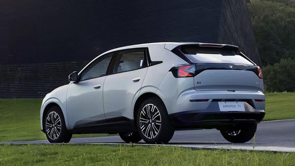 极狐汽车都市穿梭新定义：极狐T1以灵动驾感重塑纯电小车价值