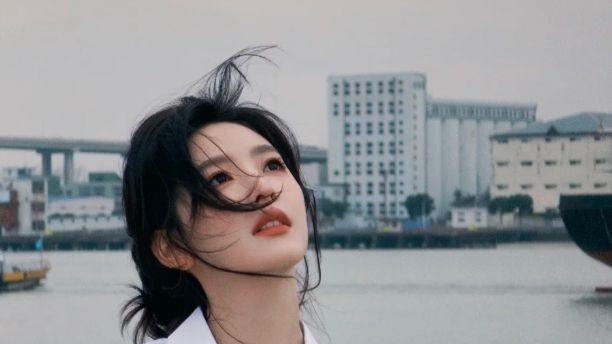 早春衬衫显瘦指南：3 种衣摆穿法，适配所有身材