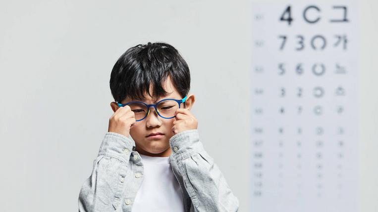 10岁孩子近视200度，护眼大路灯能预防近视吗？哪些大路灯能买？