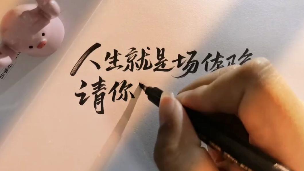 当身边突然有人开始夸你，往往不是你变得“更优秀”了，而是你变得“更强大”了。