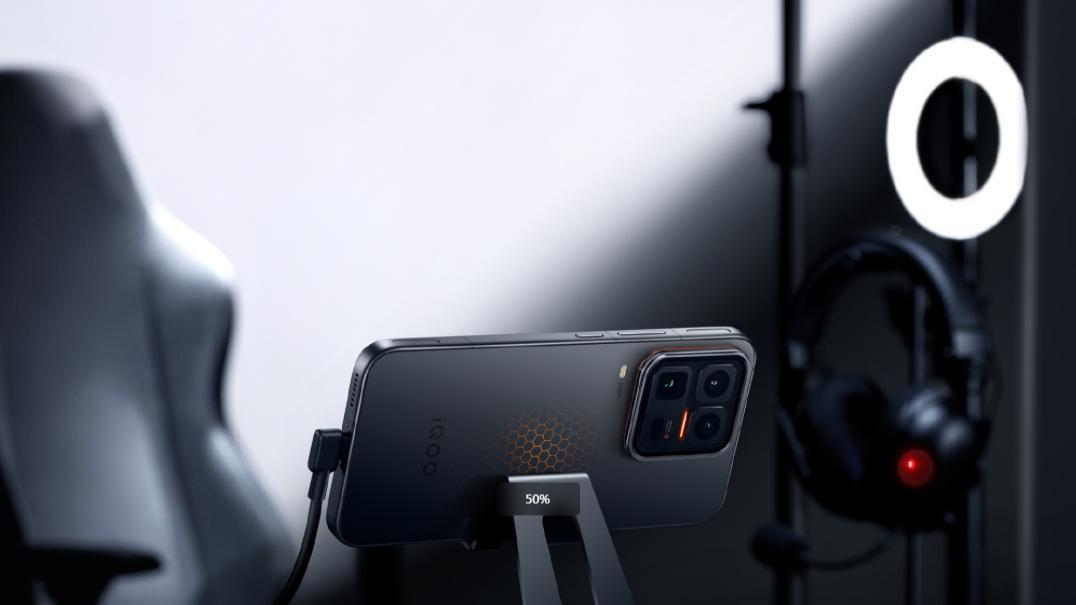 比标准版贵1300元！iQOO15 Ultra值这个价吗？看完你会有答案！