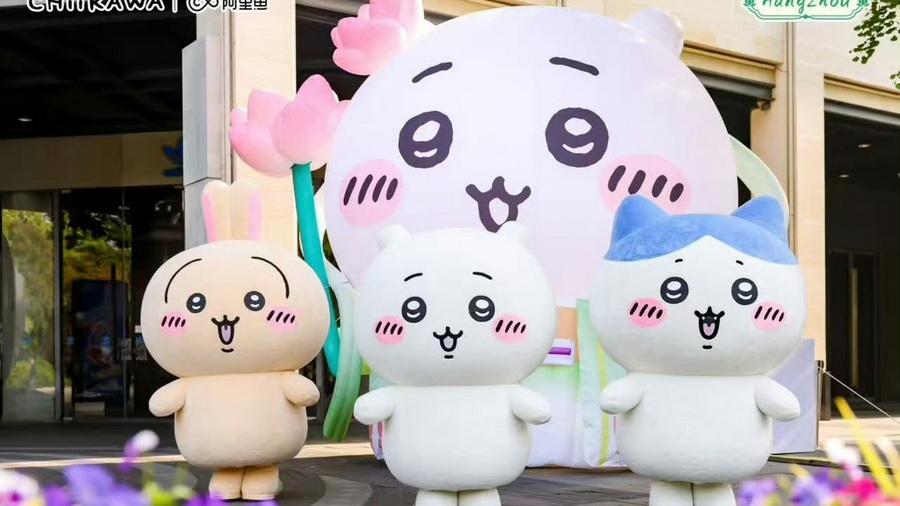 汉服Chiikawa气模亮相解放路，定胜鼓敲响开业好彩头