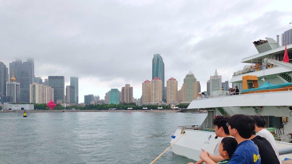 暑假打卡青岛，学子扎堆前海
