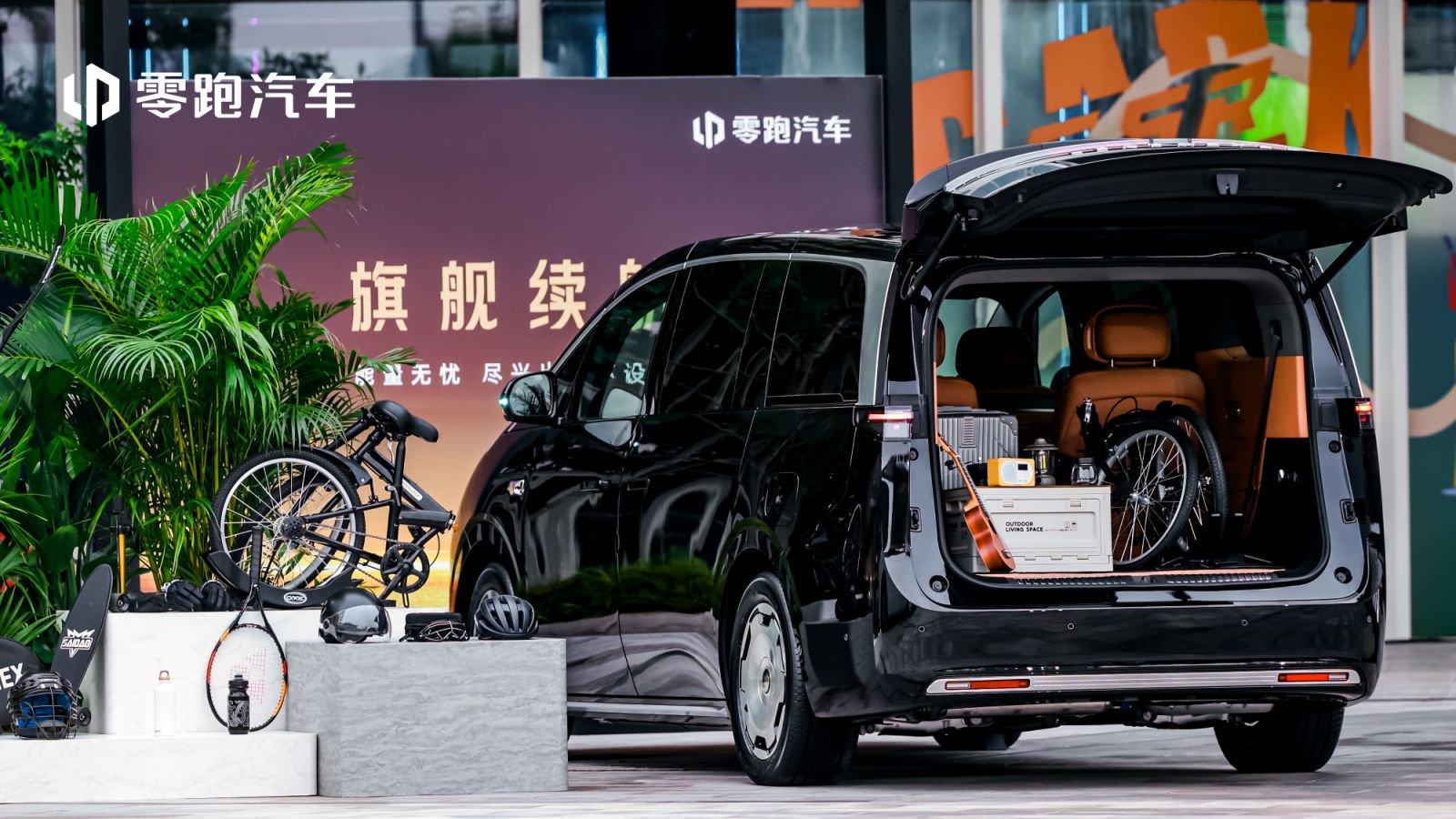 零跑D99上市售24.98万起，30万级MPV市场来了一位不讲价却讲配的
