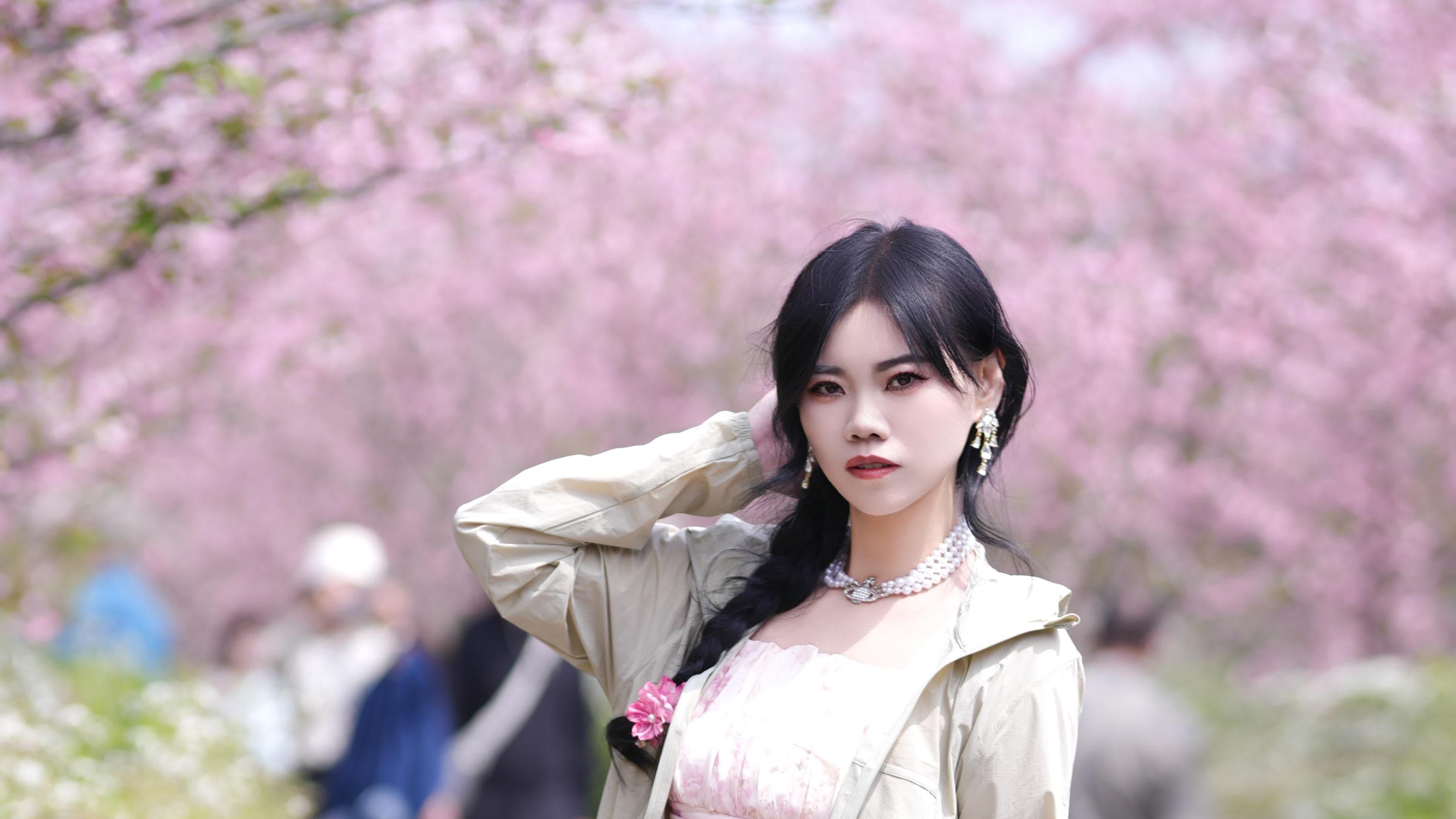 春天出门到底需不需要一件防晒衣？我穿这件黄金迷雾色后的感受