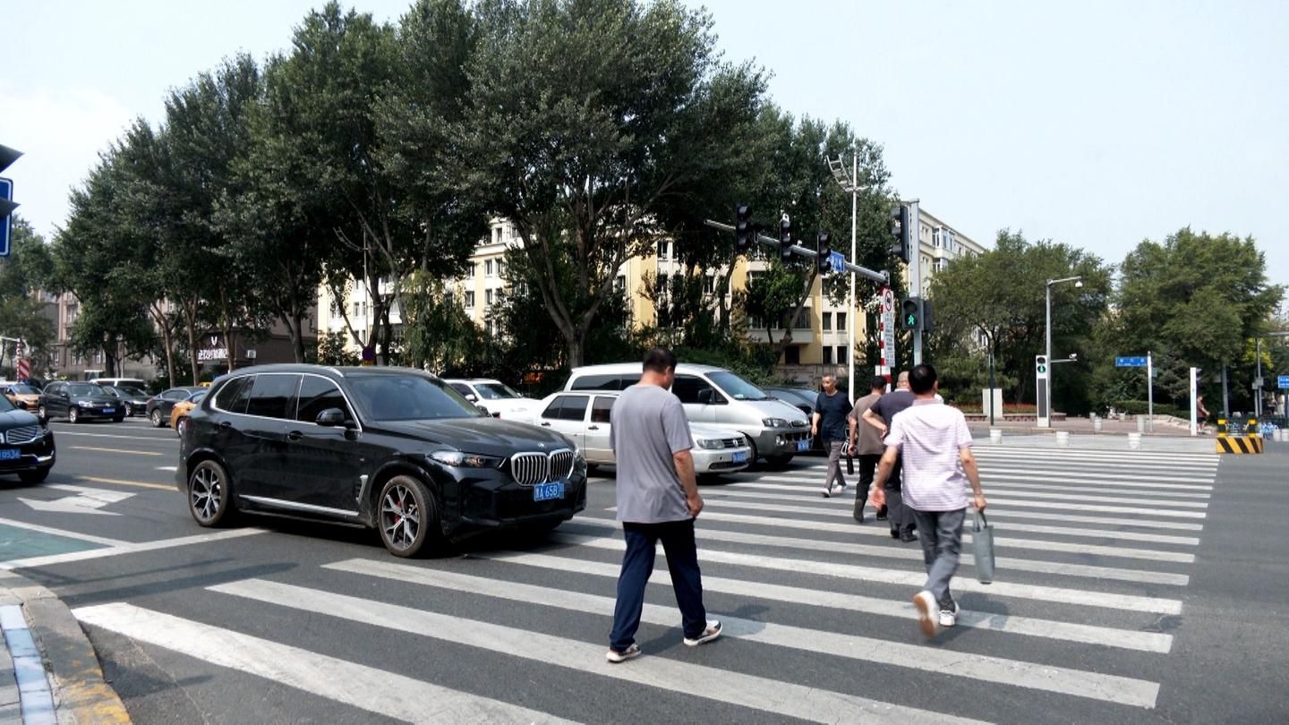 遇到行人闯红灯，机动车要礼让吗？礼让行人的规定是否需要改进