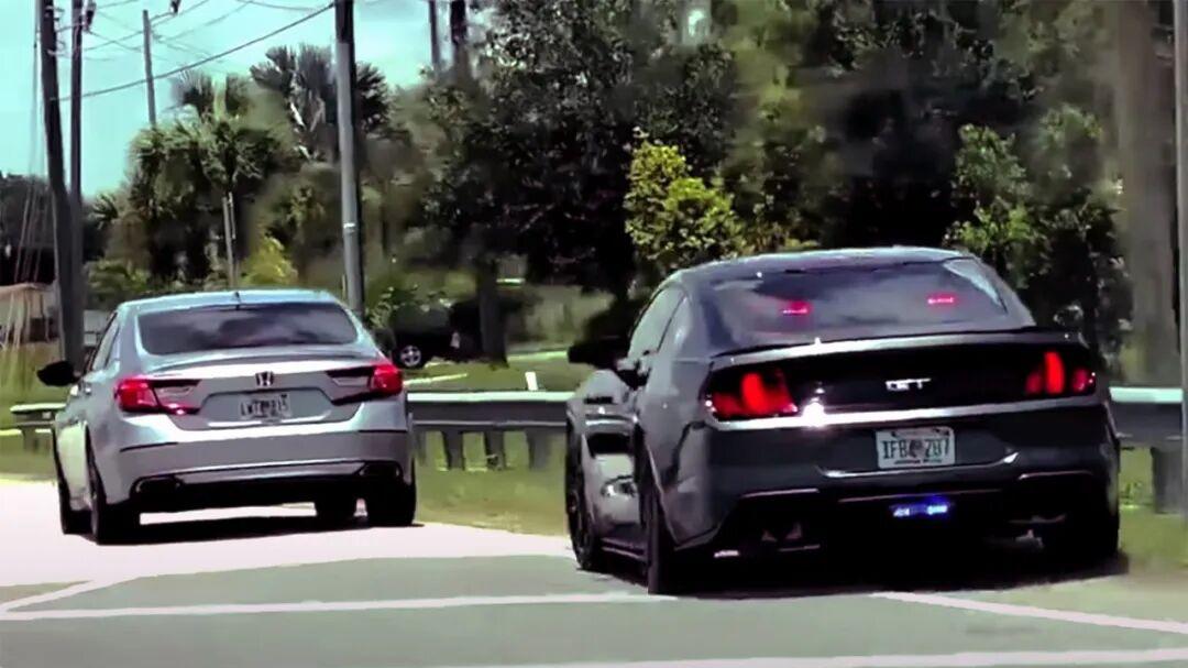 飙到248km/h遇同门克星？美国19岁野马车主栽在开野马的巡警手里