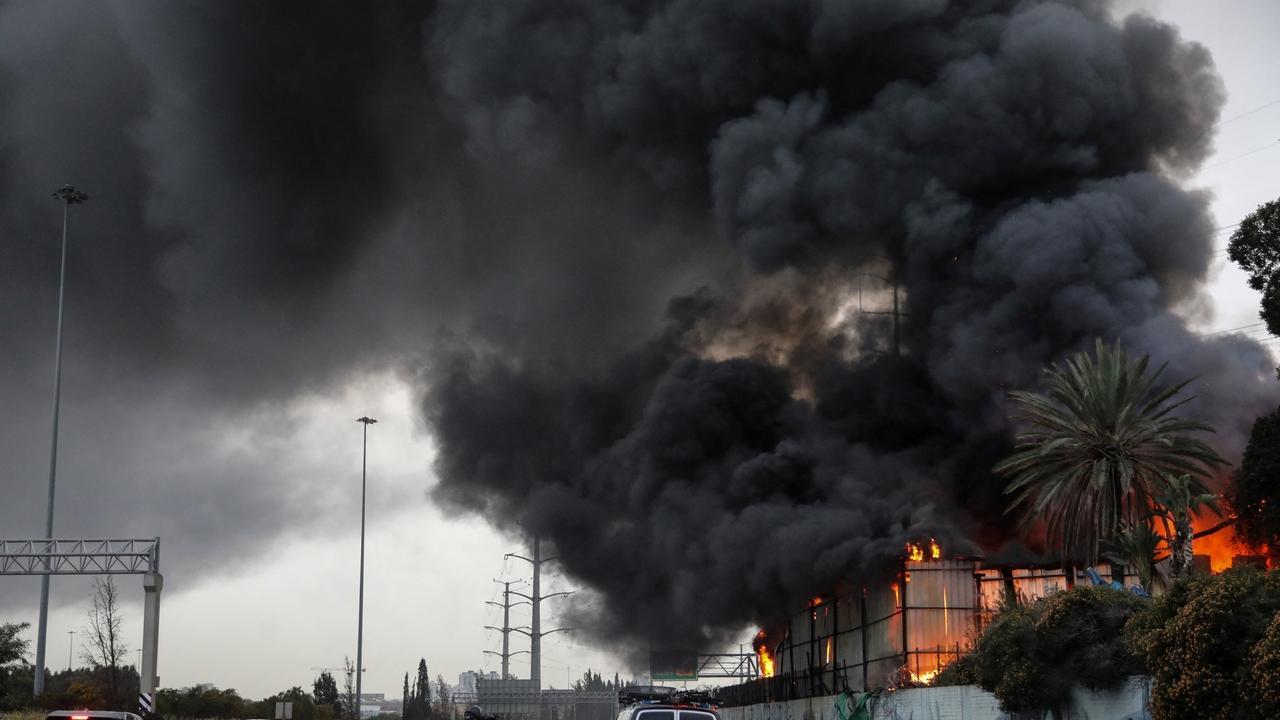 伊朗发动第61波攻势报复拉里贾尼遇害，大量携带集束弹头的导弹砸向以色列，击中百余个目标230人死伤