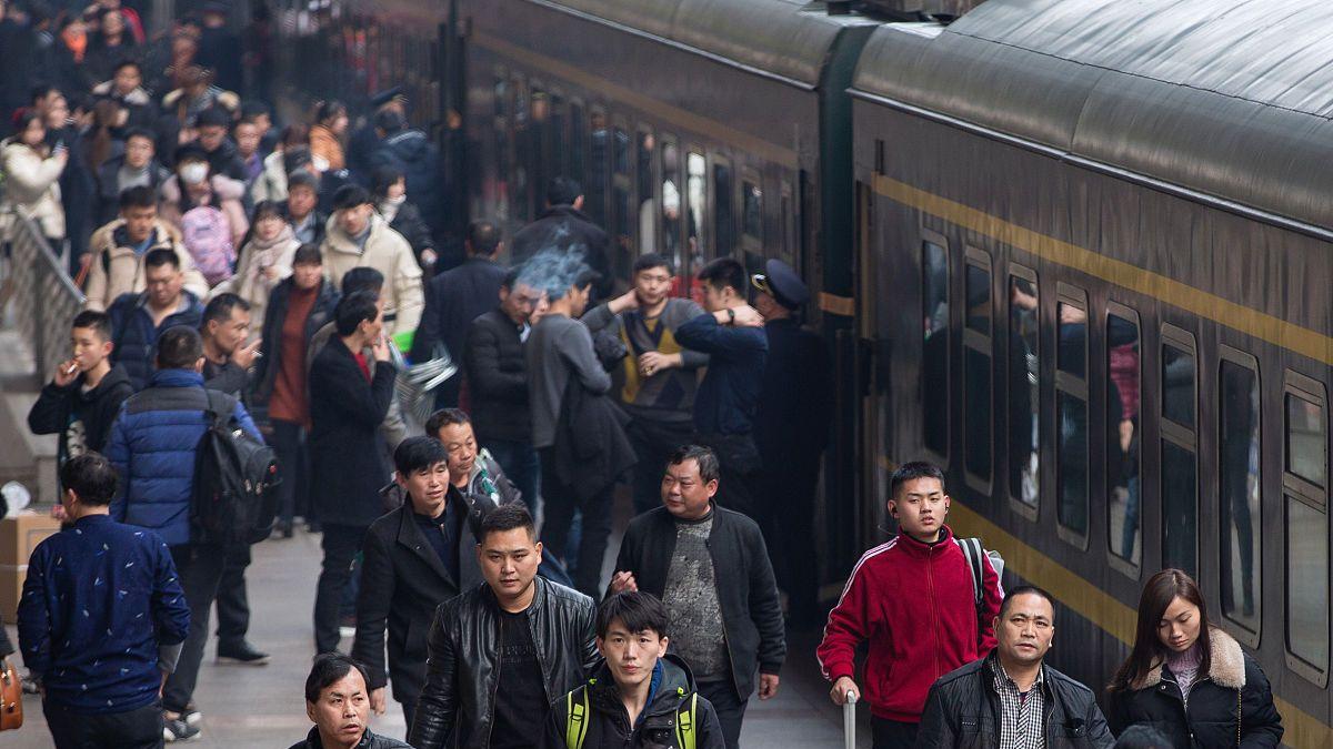 从杭州到汉阴21小时硬站：男子花20元买凳过夜，承诺陪孩子过完正月十五