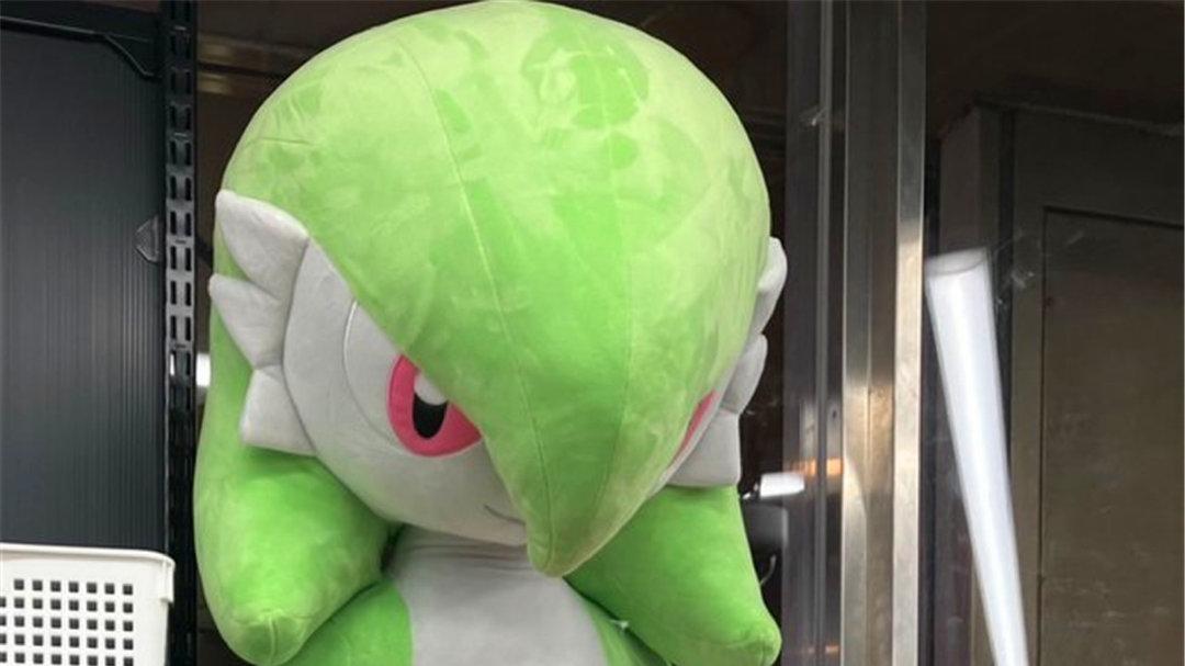 真人大小的《宝可梦》沙奈朵玩偶现身二手店，玩家：算再婚吧
