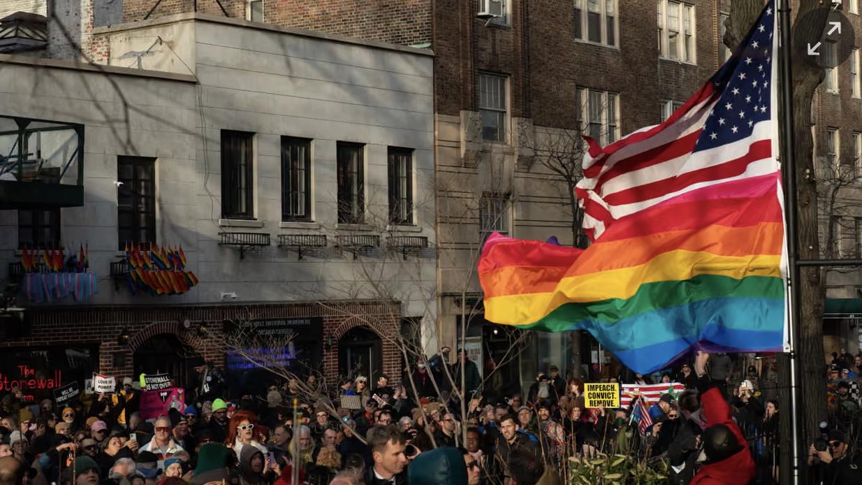 彩虹旗之争越演越烈，引爆数千美国民众抗议，特朗普当局再陷麻烦