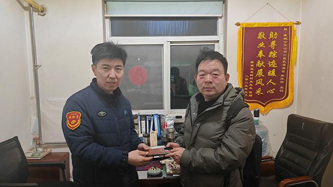 外地乘客遗落手机 公交驾驶员及时归还