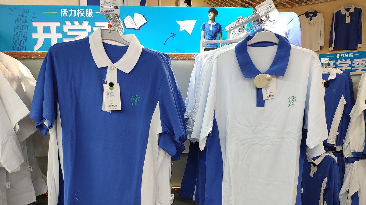 170元的校服竟藏塑料膜？家长一撕扯出教育采购黑洞