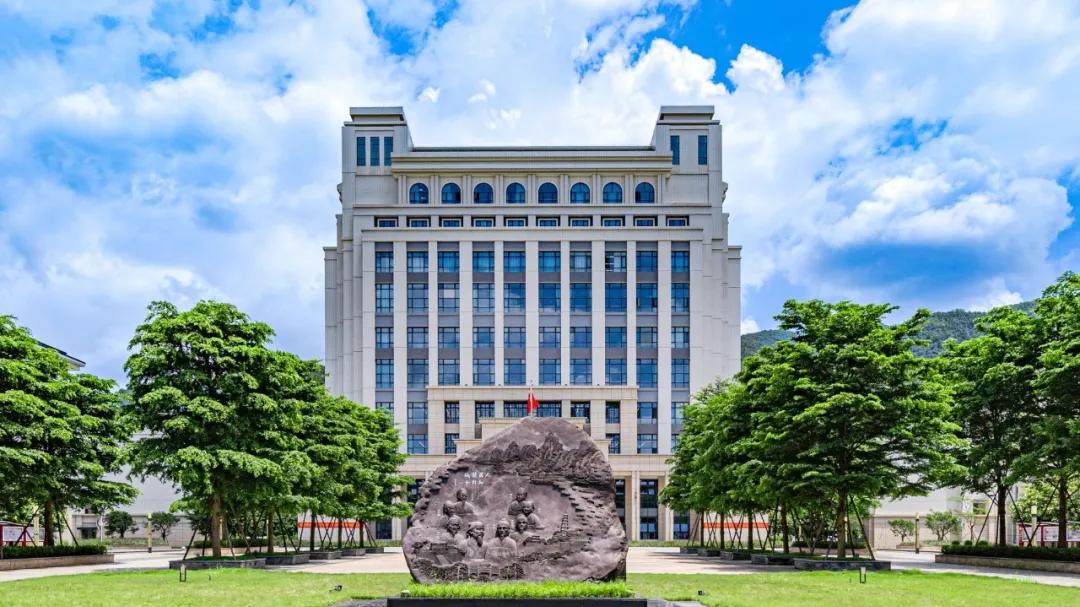 肇庆医学院首任校长到任！不是医学专家，而是哲学博士