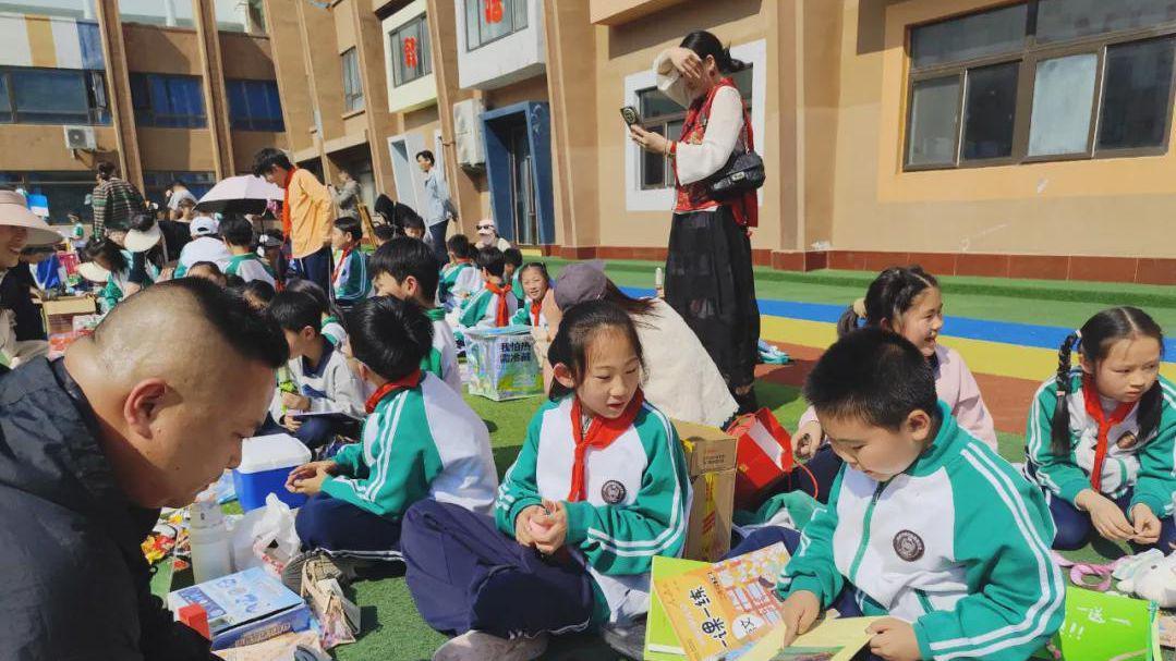 书香漂流 共享阅读 信阳市浉河区哈敦学校图书跳蚤市场活动