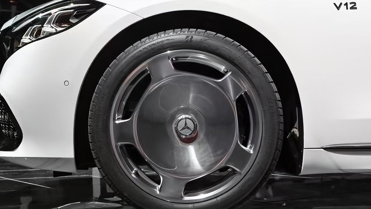 新款迈巴赫S级全球首发，发光格栅、连屏内饰，动力也有更新