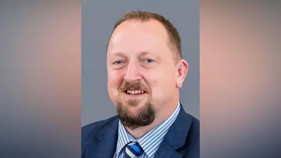 把LGBTQ+群体比作哈马斯，英国一名议员因不当言论被停职