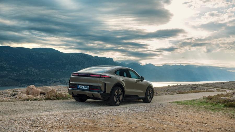 保时捷Cayenne Coupe电动版：2.4秒破百、越野猛兽