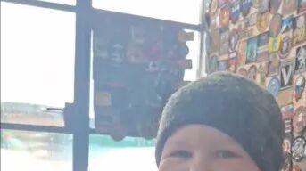 库尔斯克的少年英雄，站岗向俄罗斯士兵致意，给他旗帜和徽章！