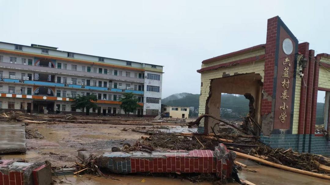 残垣之下盼学堂——致洪灾中失去校园的六蓝小学三百名学生