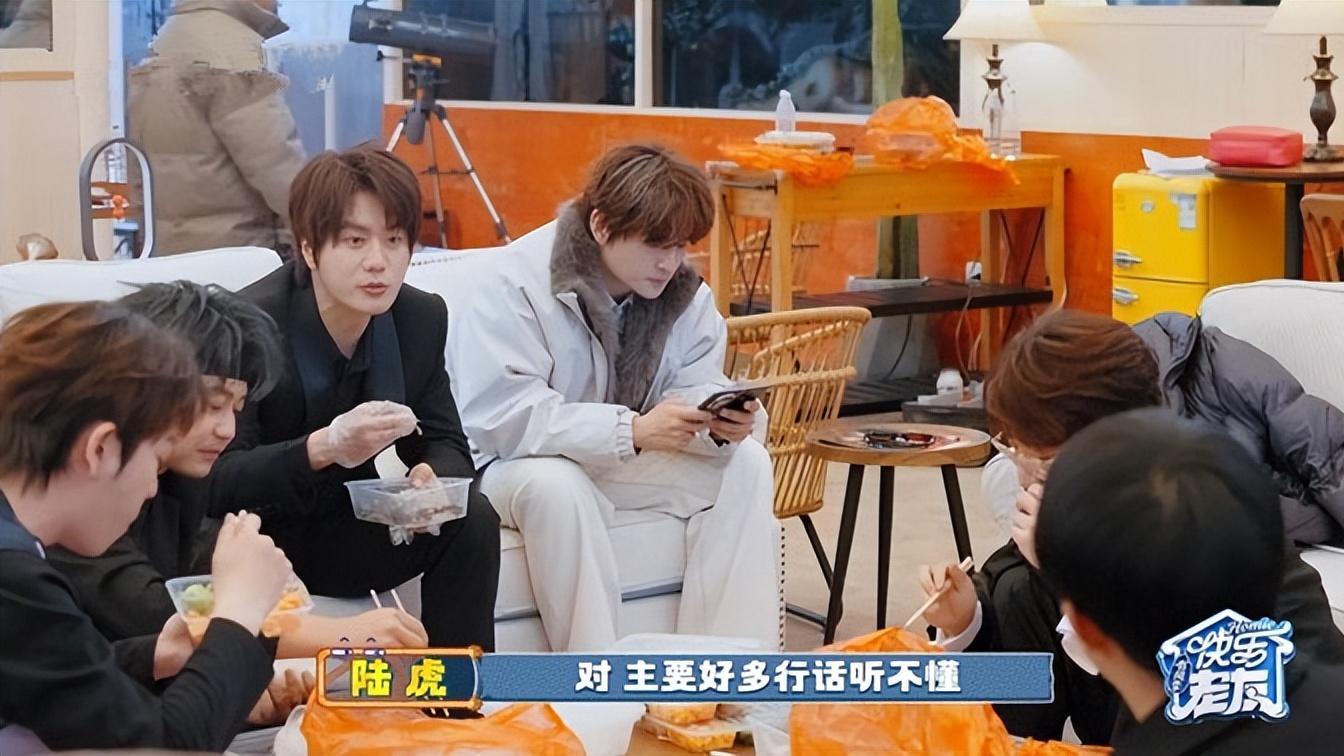 厚米团集体演短剧，在主打一个体验的业余兄弟面前，王栎鑫太专业