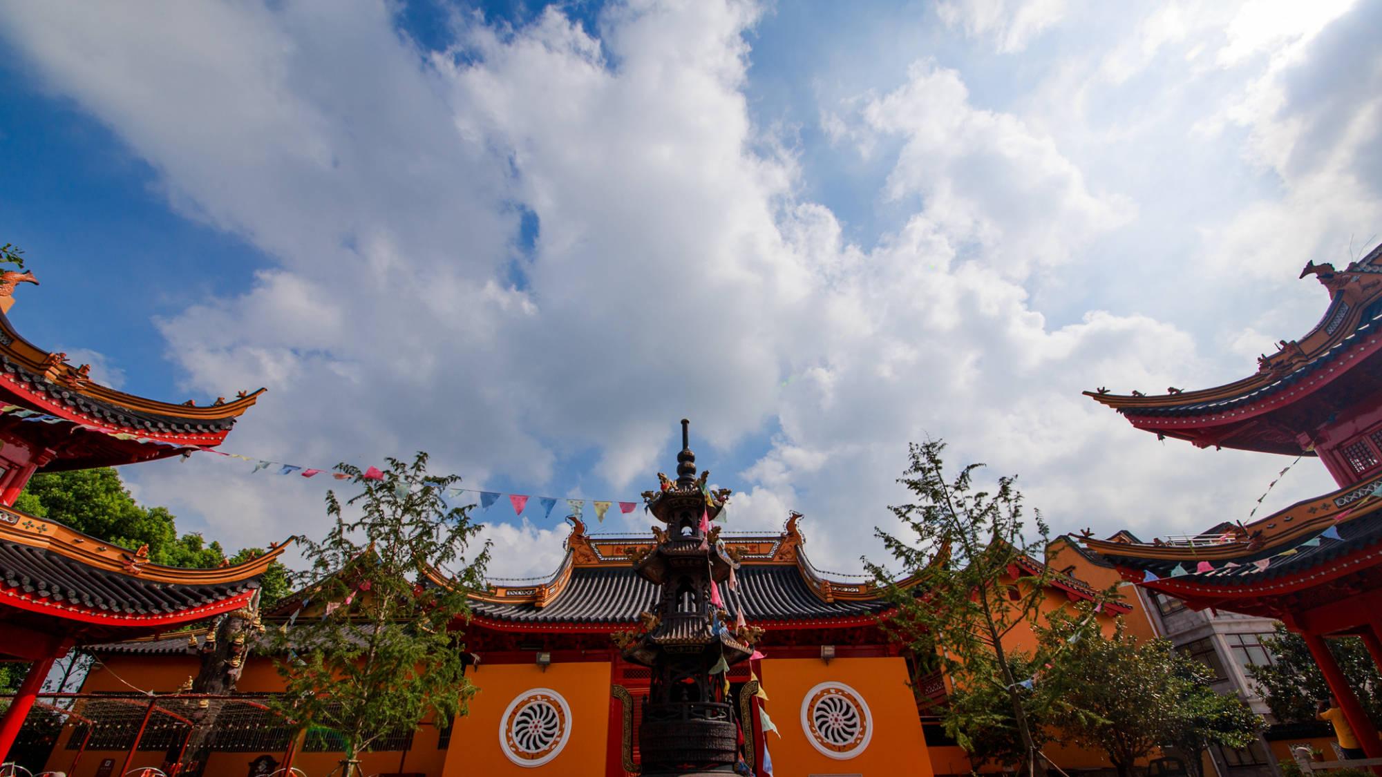 苏州新发现南朝士族别业，出土奢华玻璃盘，疑为庐江何氏别业。