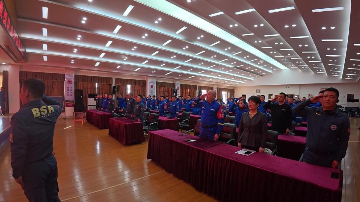 铭记荣耀，再启新程 | 邳州苏蓝救援队召开2025年度总结表彰大会