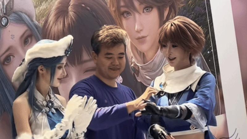 王者荣耀coser拒绝和男粉比心，被围攻后道歉，不料男粉主动替她说话