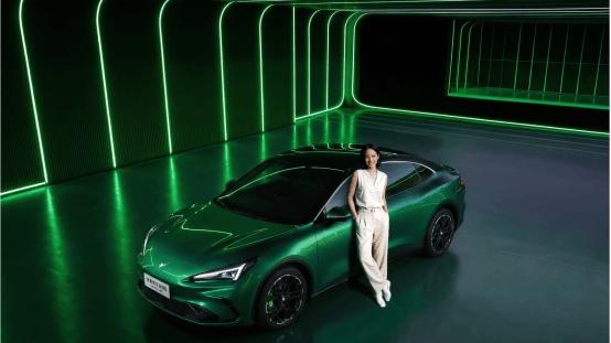 全场景AI发布会震撼落地，极狐全新阿尔法S5重新定义中型轿车价值