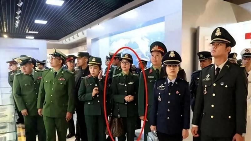 回顾 “坍塌式腐败”的越军：女军官高调背LV包，还一脸嚣张