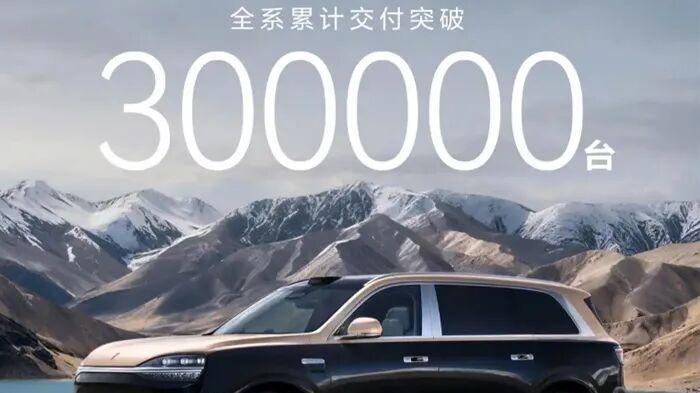 问界M9交付30万台背后：光峰与极米车载投影重新定义智能座舱体验