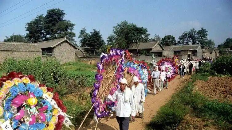 红白事见人心！农村白事出钱不回村，真的划算吗？