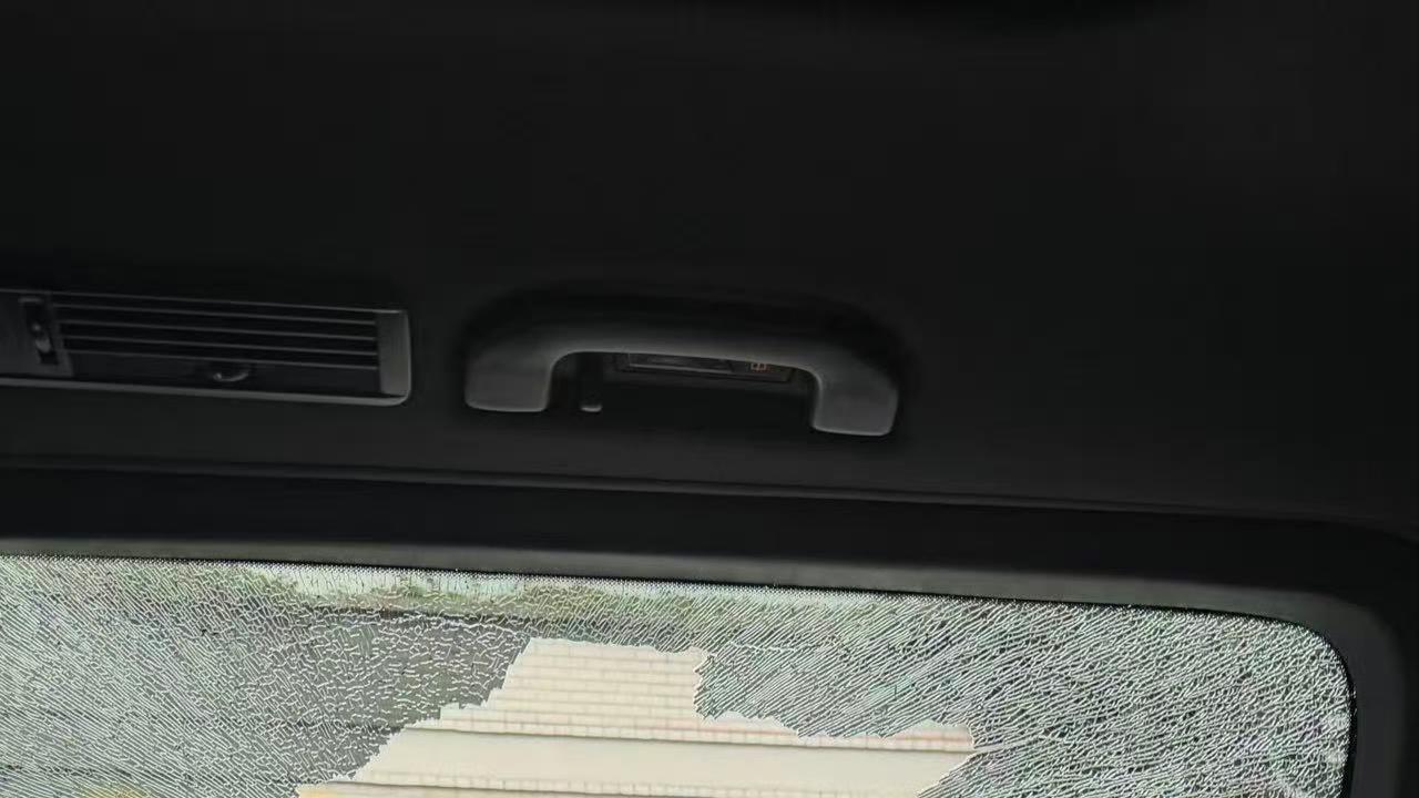 惠英红团队巴黎遭遇砸车抢劫，本人未受伤仅财物受损，现场一片狼藉