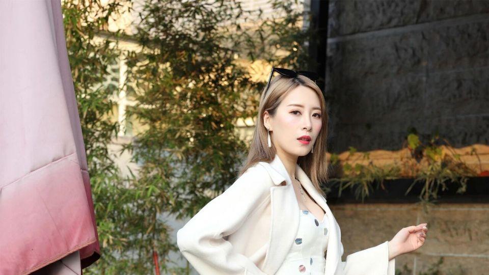 冬日暖阳怎么穿？大衣搭配高跟鞋，尽显时髦与优雅