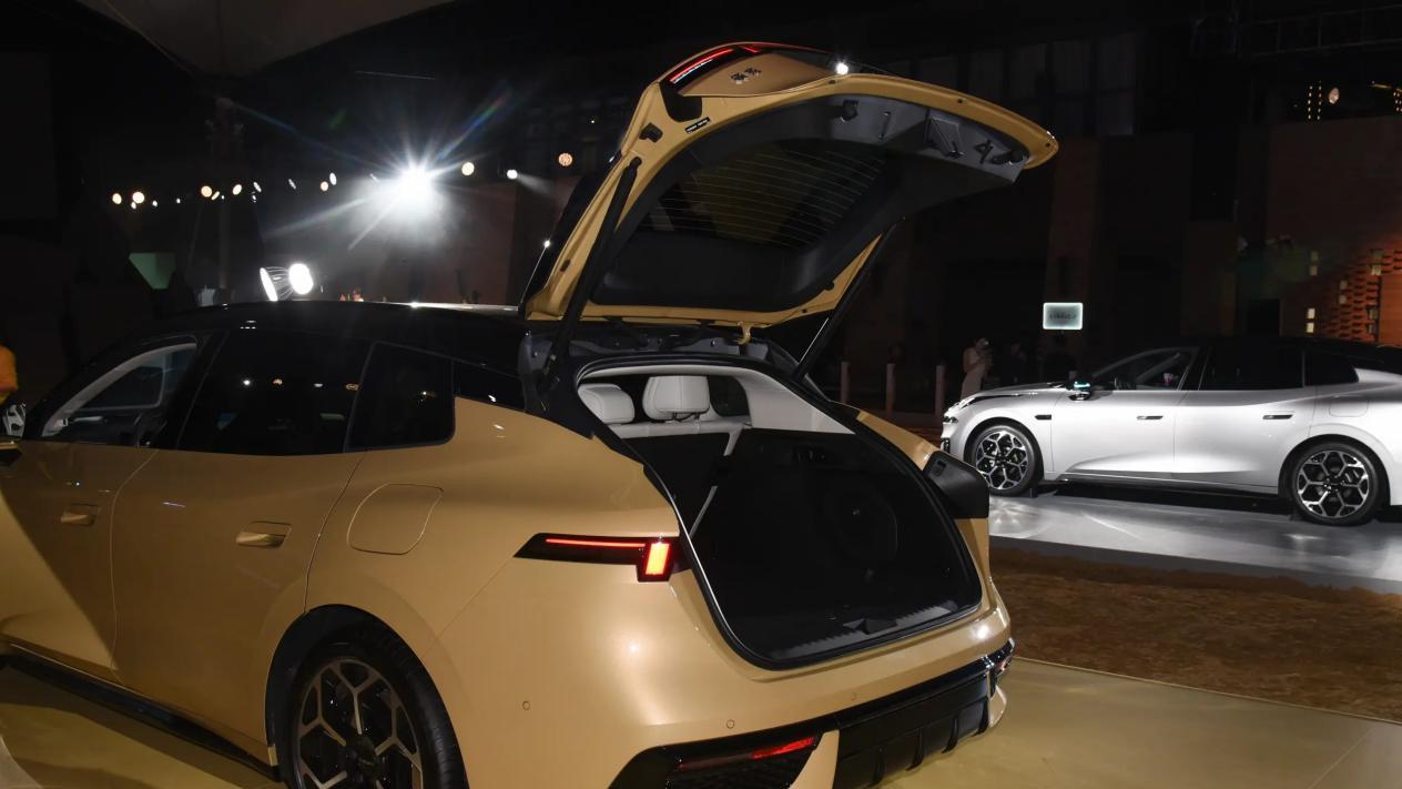 年轻人第一台旅行车？领克07GT“能文能武”，但纯电续航差意思！