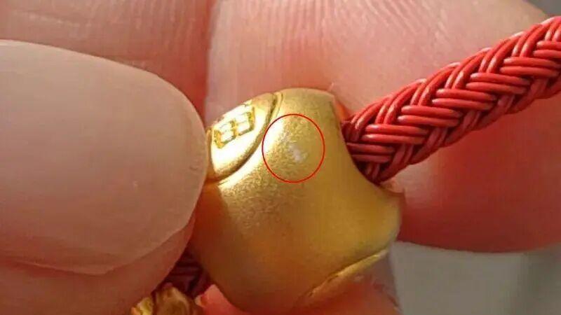 周生生回应“足金挂坠检出铁银钯”：该批次货品质量完全符合国家相关标准，正全力配合相关部门开展工作