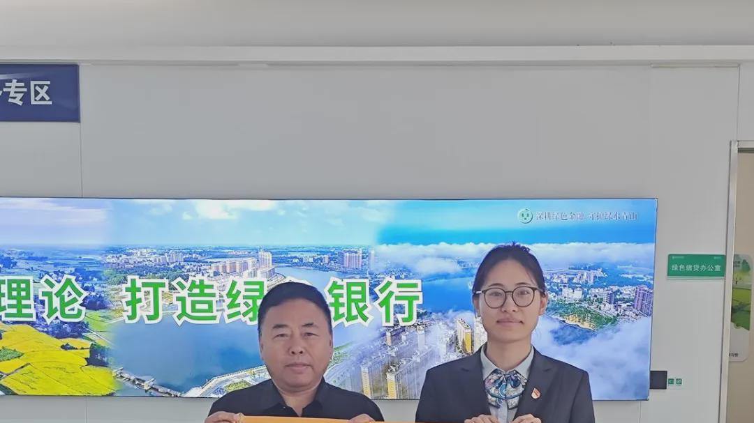 一面锦旗，定格暮色里的农行温度