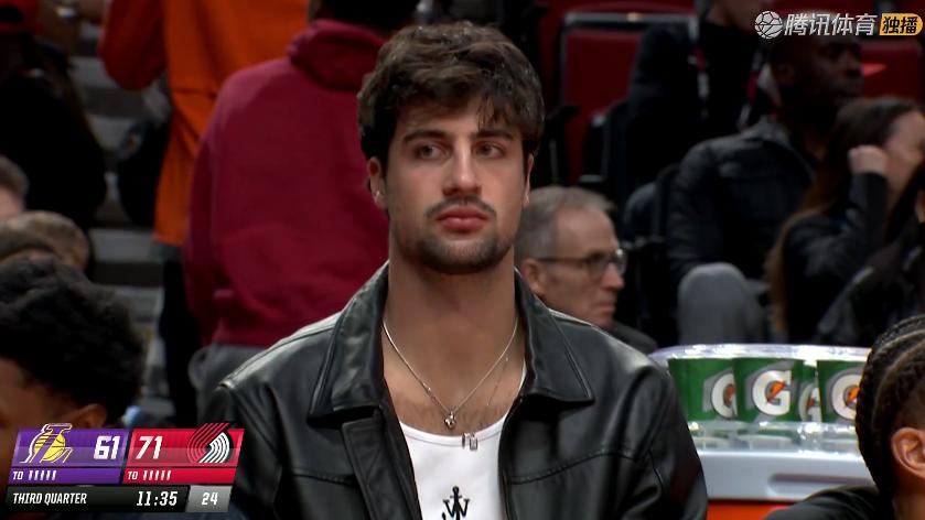 开拓者大胜！杨瀚森出战3分28秒，夏普25+3+4，赛后小杨和格林特击掌庆祝