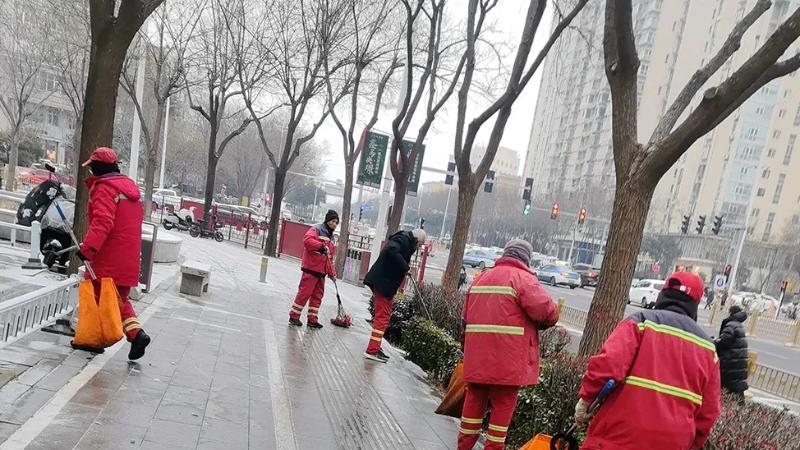 跨年夜的“红”色守护：运城环卫7小时奋战除雪保畅通