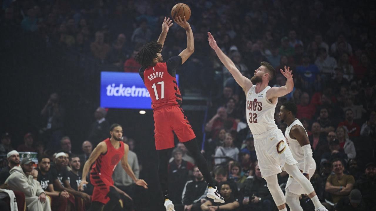 ​骑士豪取胜利，阿伦数据爆炸统治开拓者内线