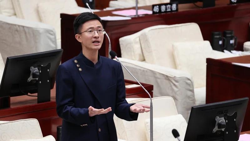 侯汉廷挺蓝白严审防务预算：挡的是贪腐与黑箱，拒绝美国予取予求