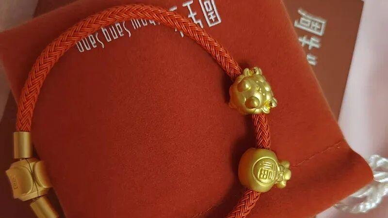 周生生足金挂坠被检测出含铁银钯！监管部门介入