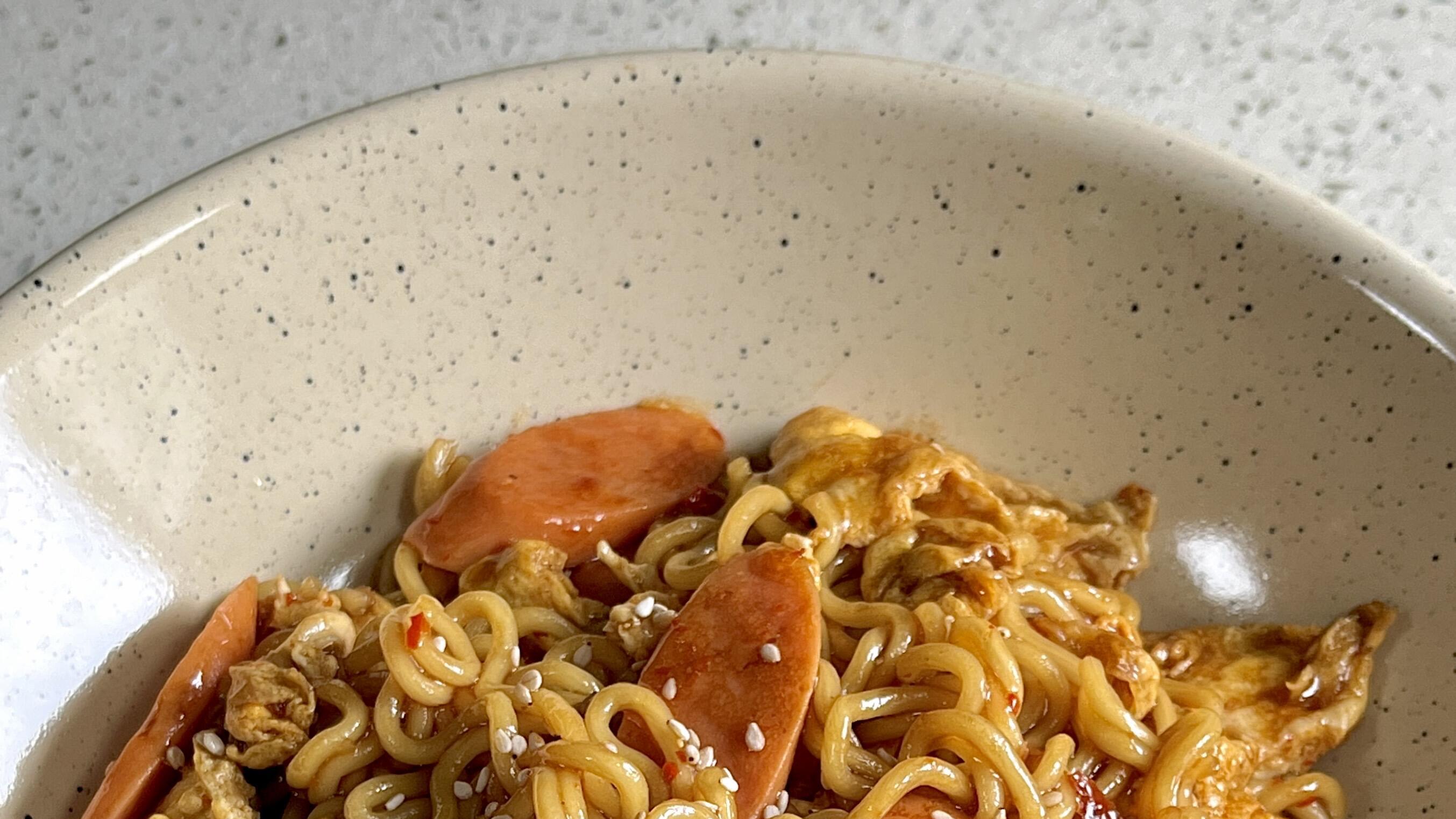 酸甜火腿鸡蛋炒面：酱汁浓郁，一口就开胃的升级版家常味