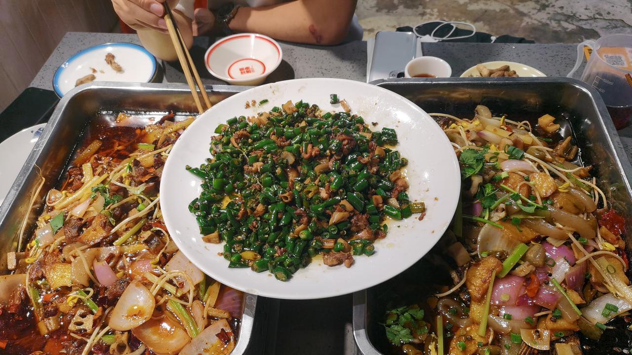 笑不活了！白酒江湖的“上头”真相，藏着中国人的人情套路